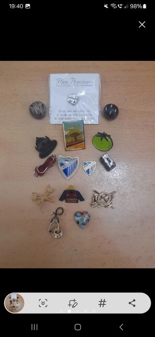 Lote souvenirs y pins, 15 euros.