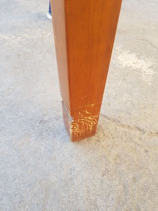 Mesa de comedor de madera maciza extensible.