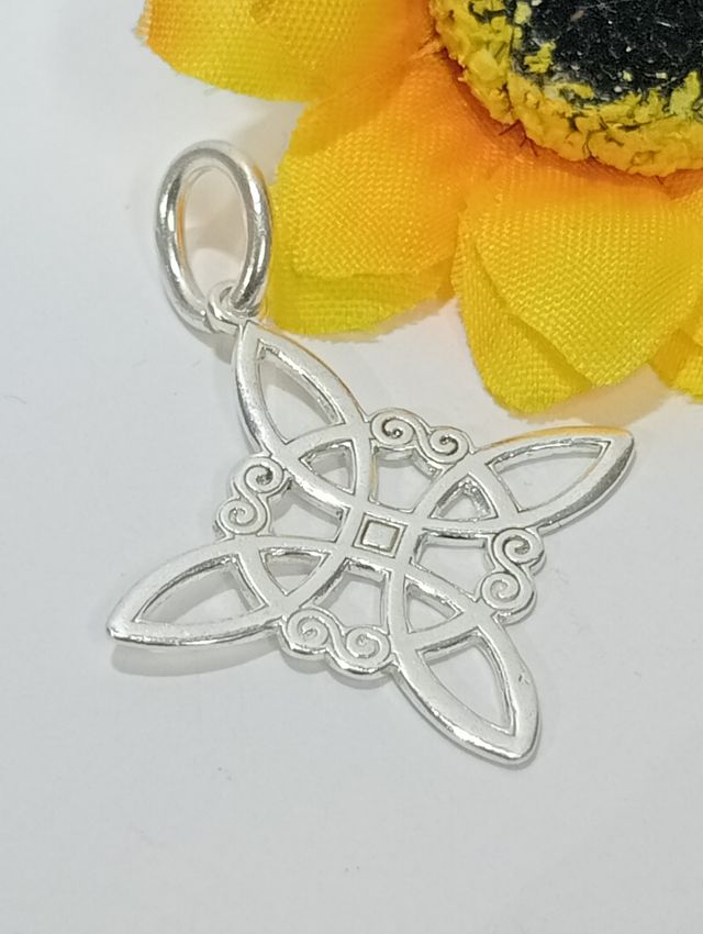 Colgante nudo de bruja plata de ley.