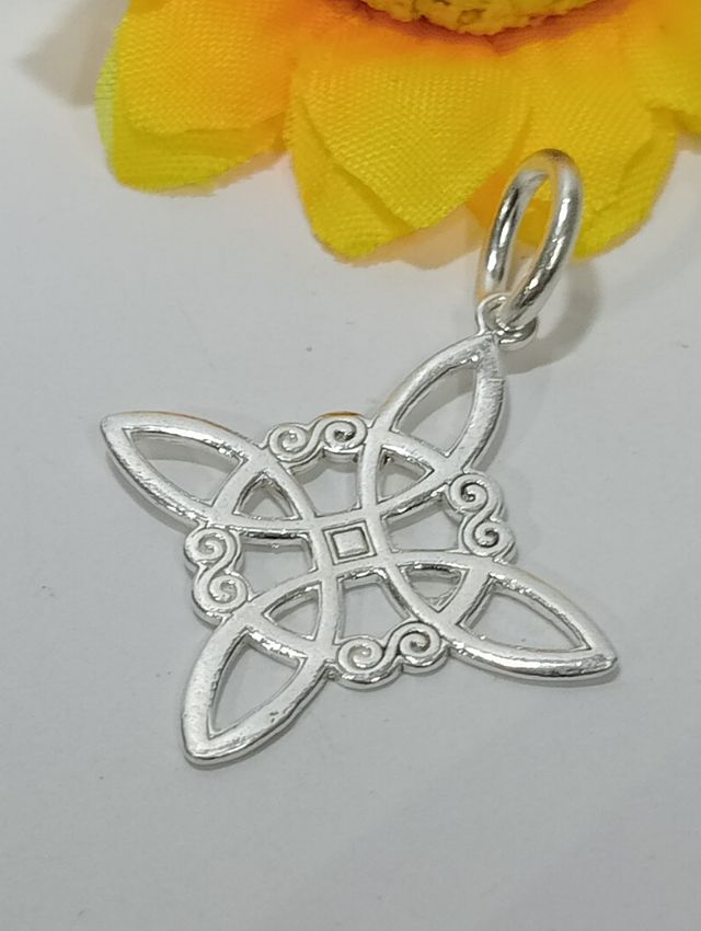 Colgante nudo de bruja plata de ley.