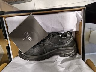 Zapatos de seguridad. Hay más números.