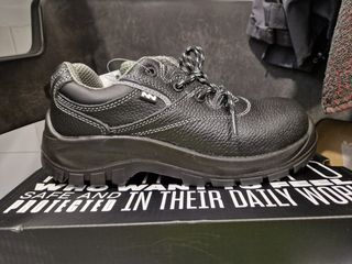 Zapatos de seguridad. Hay más números.