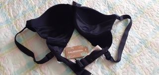 Bikini (top) en negro. Calzedonia
