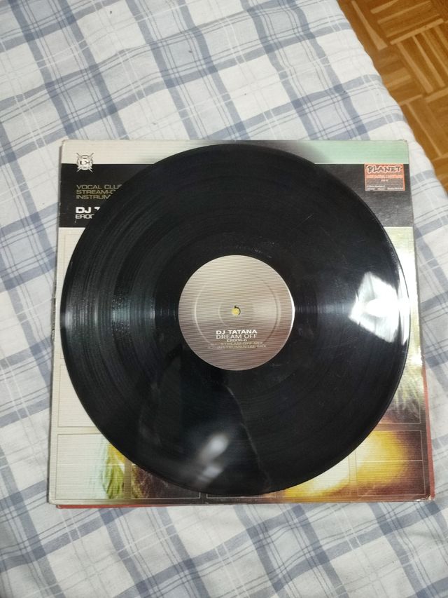 Dj Tatana ft. Goldenguy - Dream off