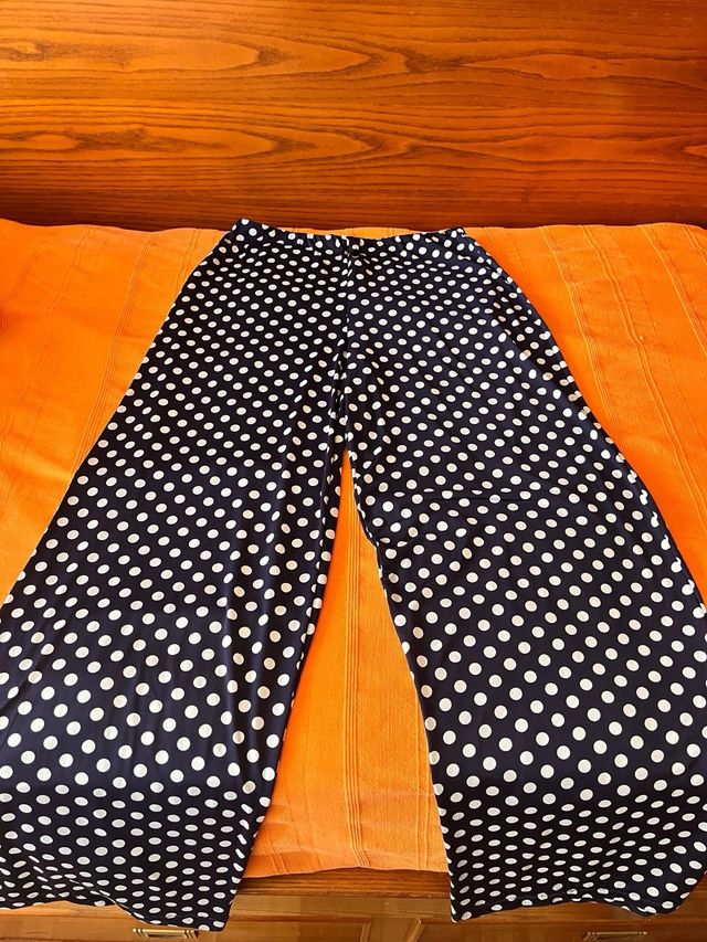 Pantalon de lunares blanco y azul
