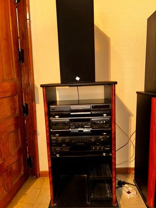 Equipo de música Technics con altavoces JBL