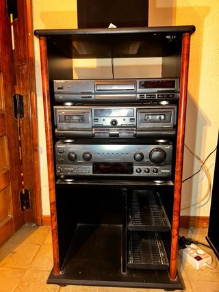 Equipo de música Technics con altavoces JBL