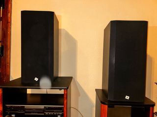 Equipo de música Technics con altavoces JBL