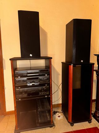 Equipo de música Technics con altavoces JBL