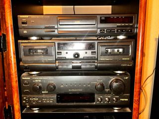 Equipo de música Technics con altavoces JBL