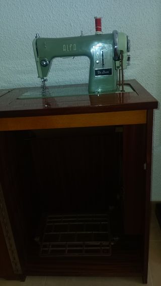 Maquina de coser Alfa antigua