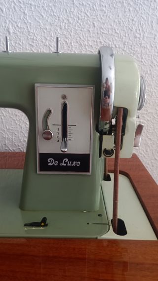Maquina de coser Alfa antigua