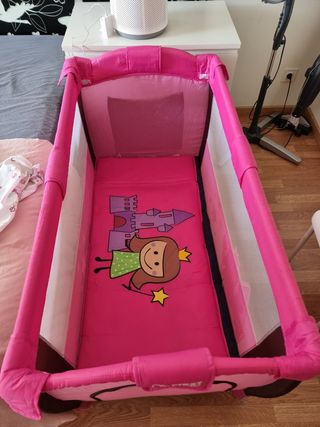 Parque infantil y cuna de viaje con cambiador.