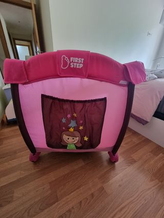 Parque infantil y cuna de viaje con cambiador.