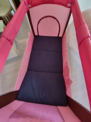 Parque infantil y cuna de viaje con cambiador.