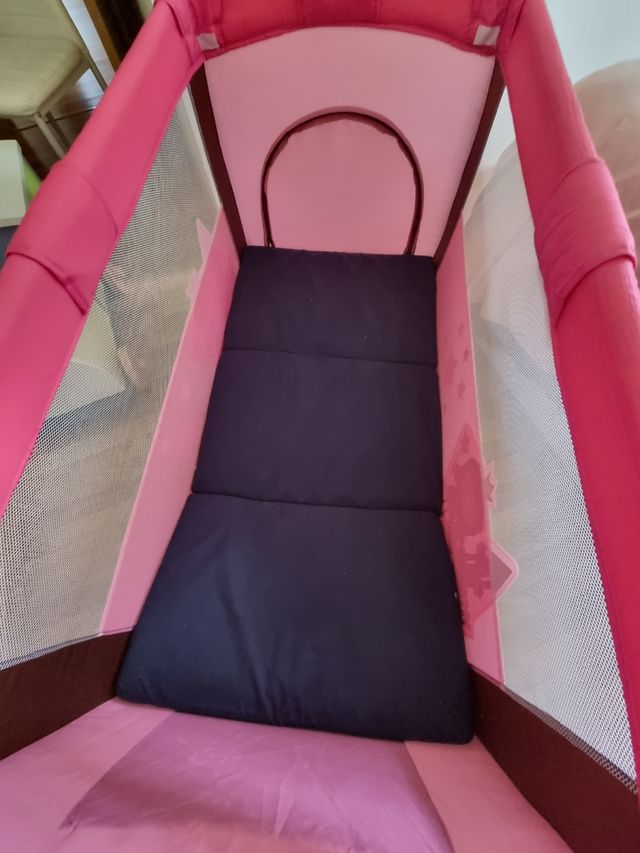 Parque infantil y cuna de viaje con cambiador.