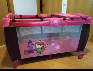 Parque infantil y cuna de viaje con cambiador.