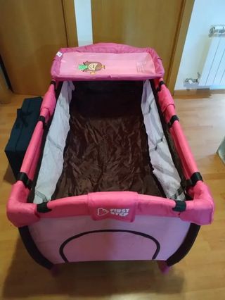 Parque infantil y cuna de viaje con cambiador.