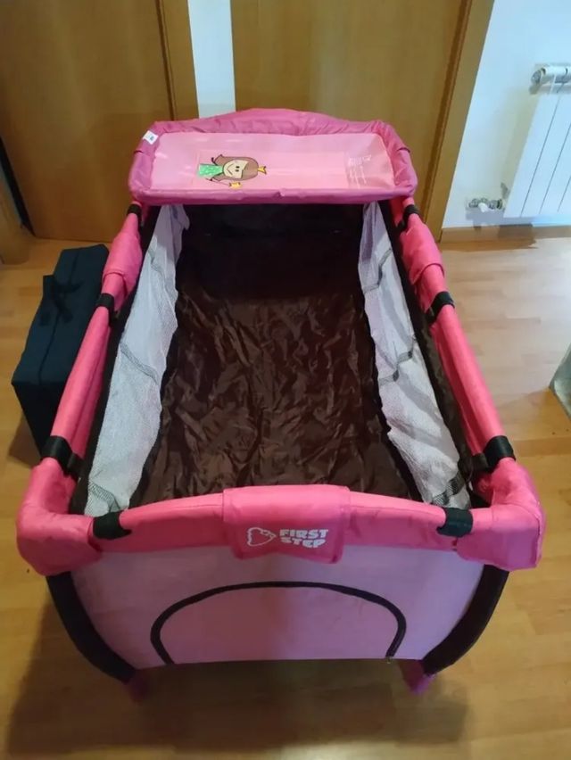 Parque infantil y cuna de viaje con cambiador.