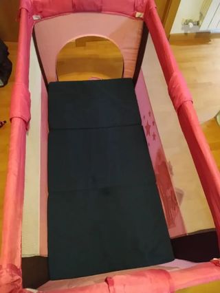 Parque infantil y cuna de viaje con cambiador.