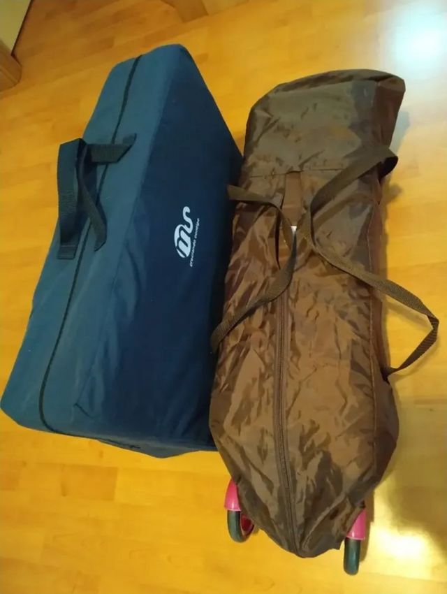 Parque infantil y cuna de viaje con cambiador.