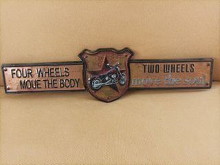 Decoro in latta colorata