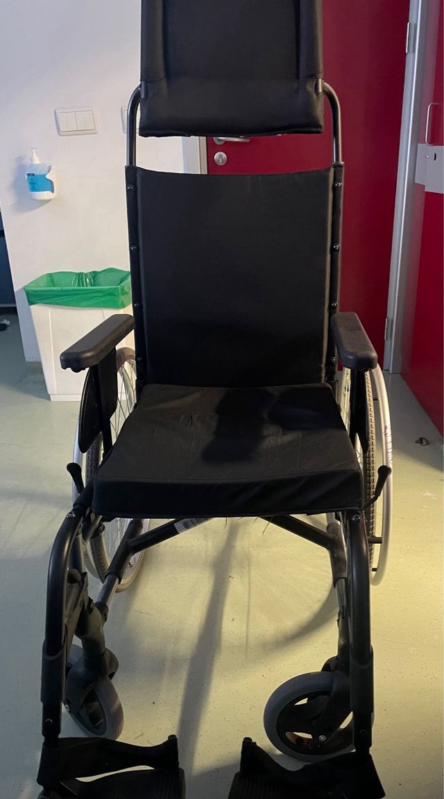 Silla de ruedas reclinable