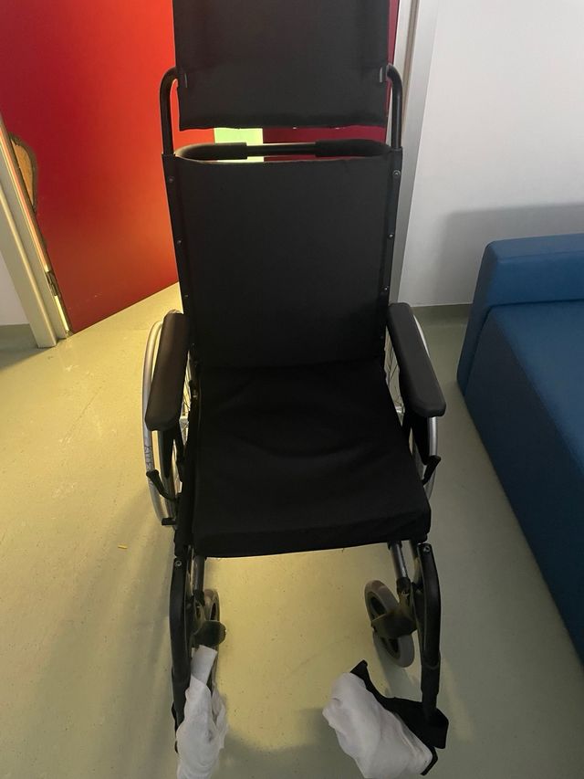 Silla de ruedas reclinable