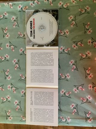 CD TOM JONES - TOM SINGS THE BEATLES