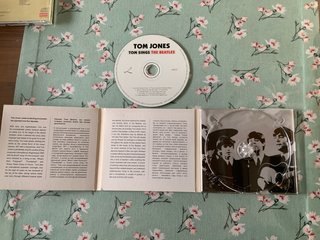 PACK 2 CD’S TOM JONES/SINGS THE BEATLES/THE GOLDEN