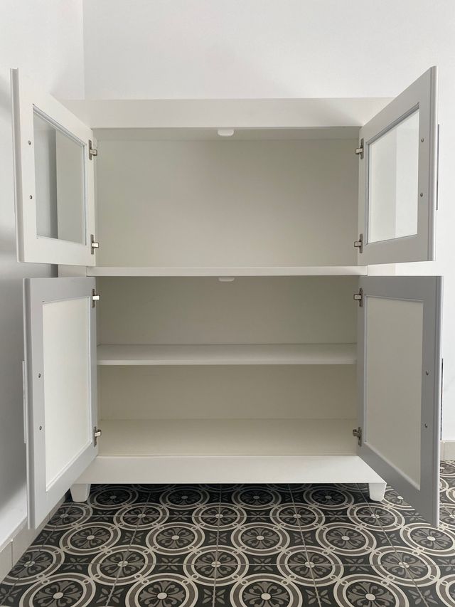 2 Muebles de salon, vajillero y vitrina