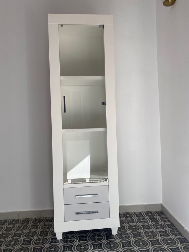 2 Muebles de salon, vajillero y vitrina