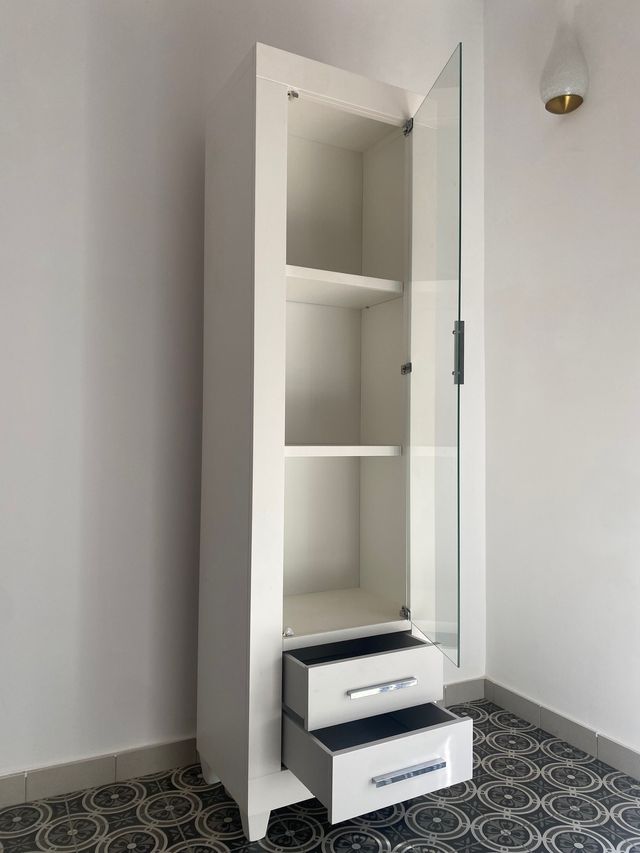 2 Muebles de salon, vajillero y vitrina