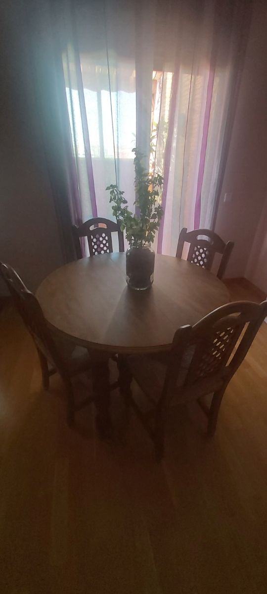 Mesa y 4 sillas de comedor
