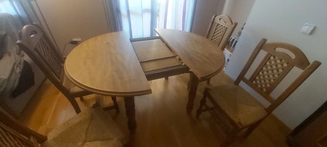 Mesa y 4 sillas de comedor