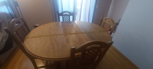 Mesa y 4 sillas de comedor