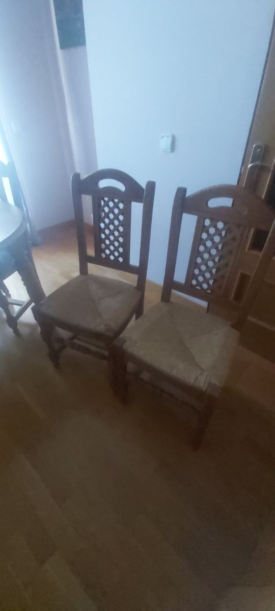 Mesa y 4 sillas de comedor