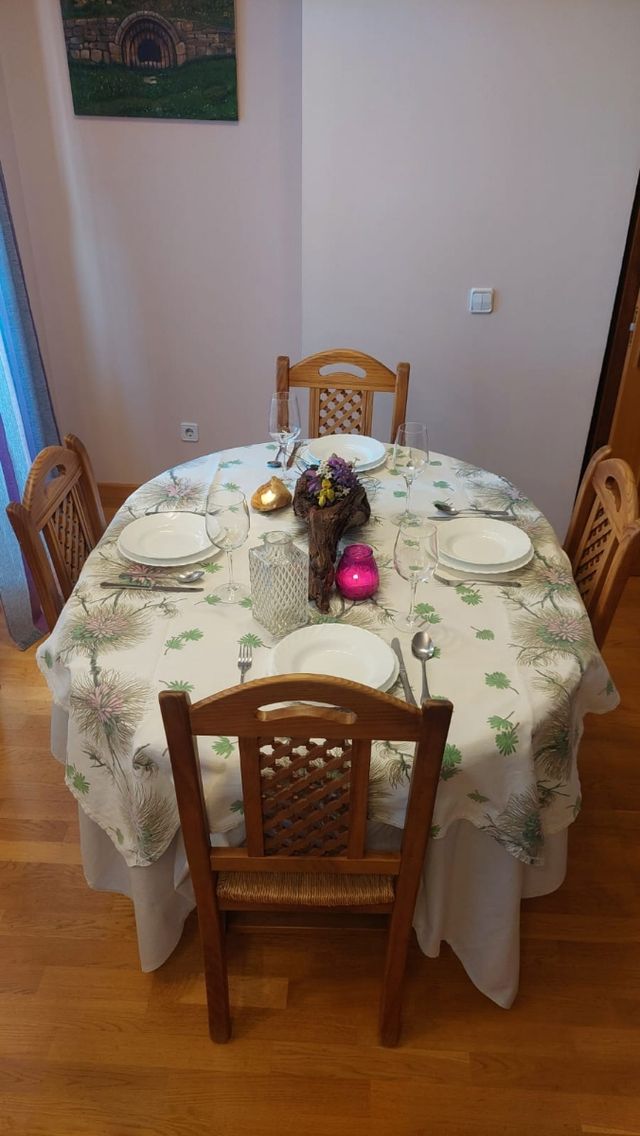 Mesa y 4 sillas de comedor