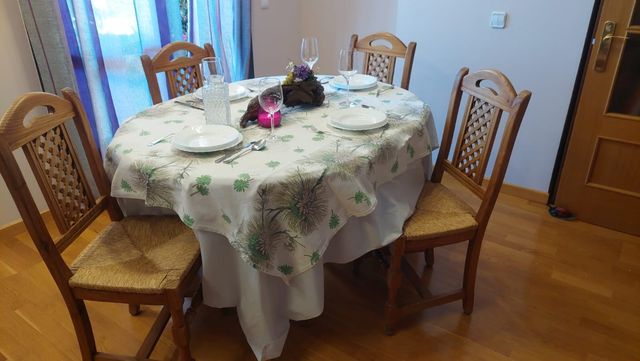 Mesa y 4 sillas de comedor