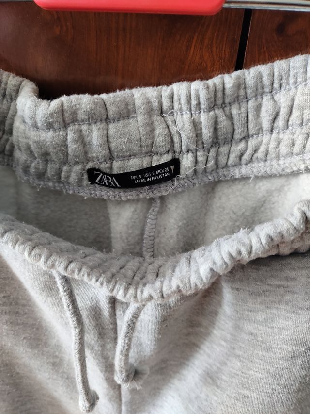 Chándal gris zara.