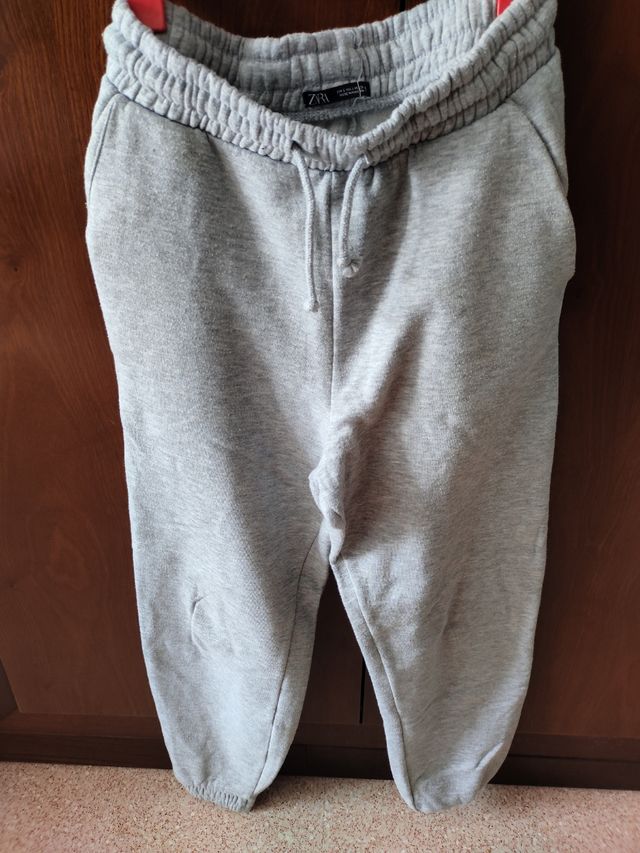 Chándal gris zara.