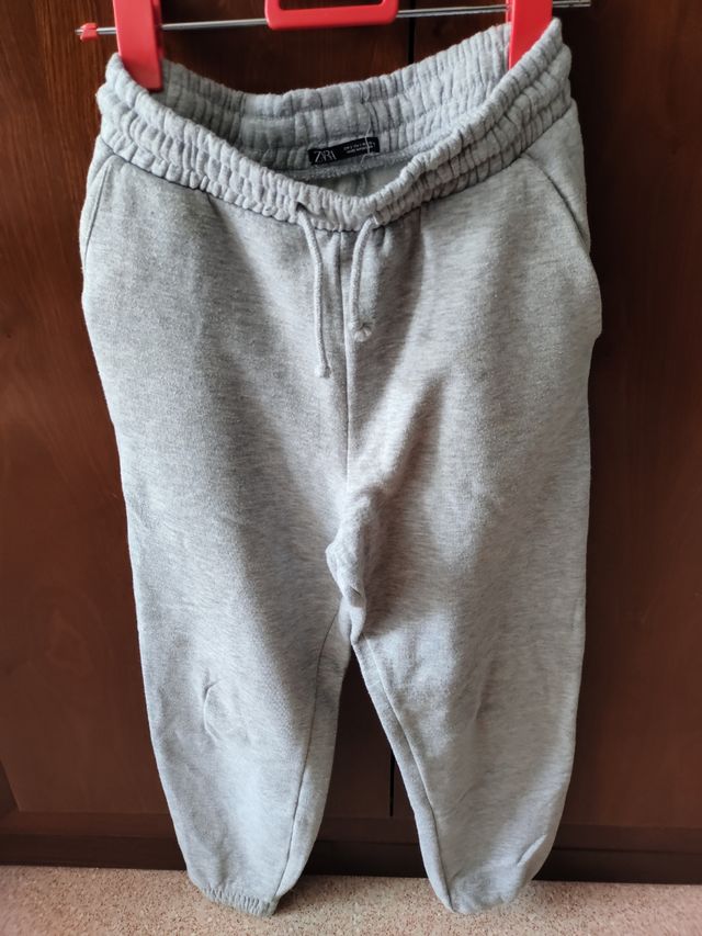 Chándal gris zara.