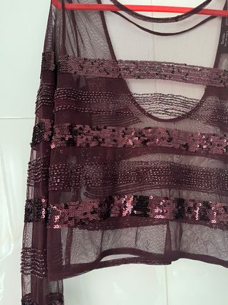 Top de tul transparente con brillos