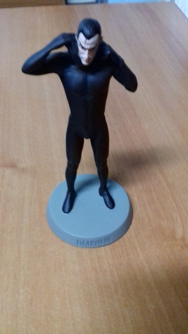 personaggio diabolik in metallo