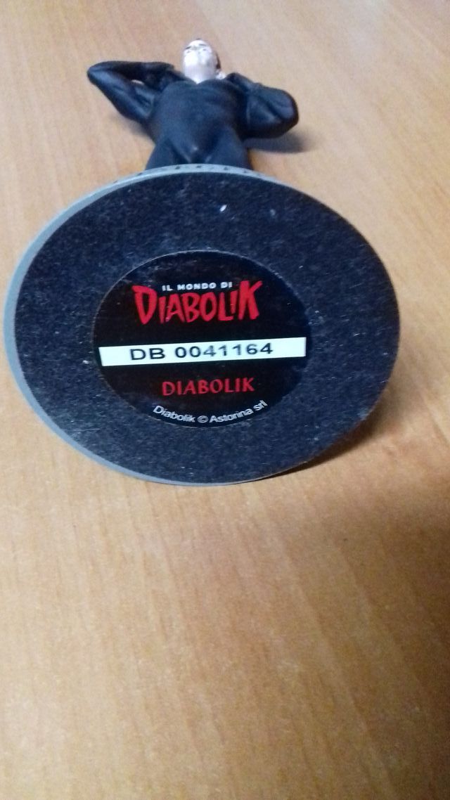 personaggio diabolik in metallo