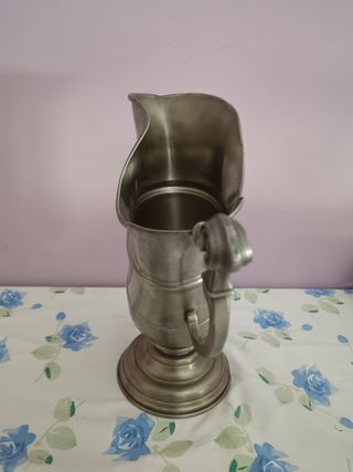 Vaso a forma di elmo in peltru ar bre