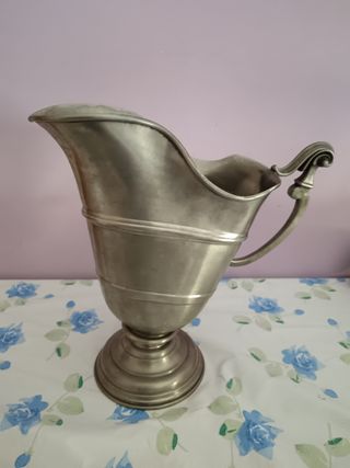 Vaso a forma di elmo in peltru ar bre