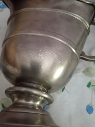 Vaso a forma di elmo in peltru ar bre