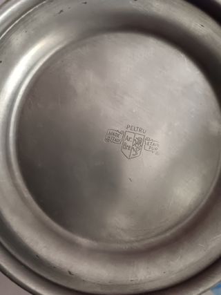 Vaso a forma di elmo in peltru ar bre