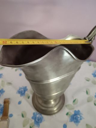 Vaso a forma di elmo in peltru ar bre